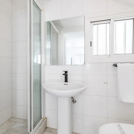 La Casa De Louie * أيا نابا